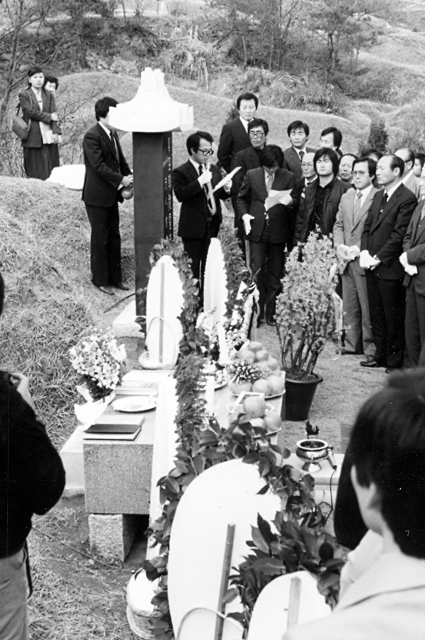 망우리 만해 묘소의 기념비와 상석 제막식(1982)